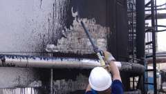 Bitumenes tartály tisztítás közben